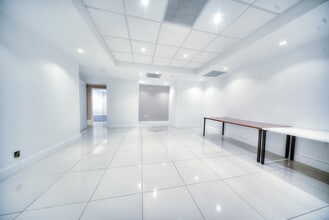 301 Arthur Godfrey Rd, Miami Beach, FL à louer Photo intérieure– Image 1 sur 7