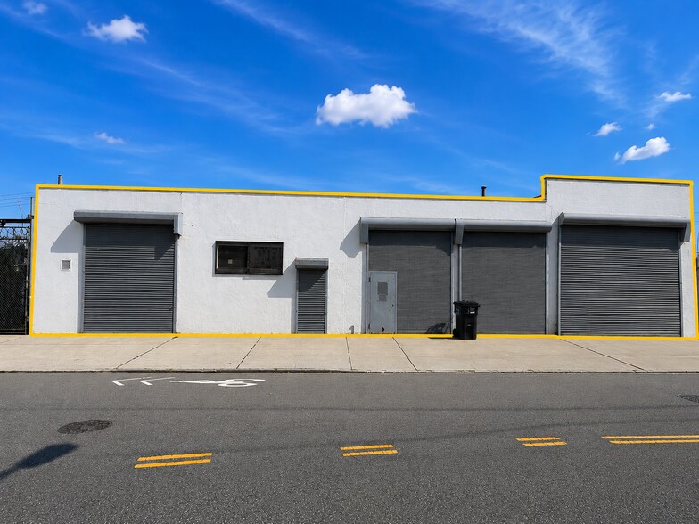 4425 Barnett Ave, Sunnyside, NY à vendre - Photo de l’immeuble – Image 1 sur 9