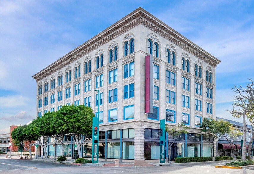110 E Wilshire Ave, Fullerton, CA à louer - Photo de l’immeuble – Image 1 sur 5