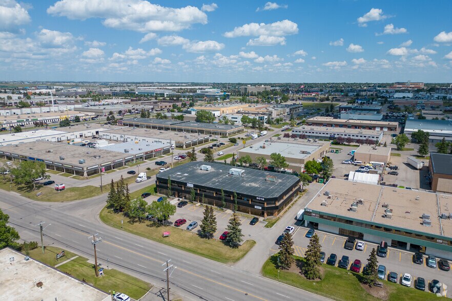 3016 19th St NE, Calgary, AB à louer - Aérien – Image 3 sur 6