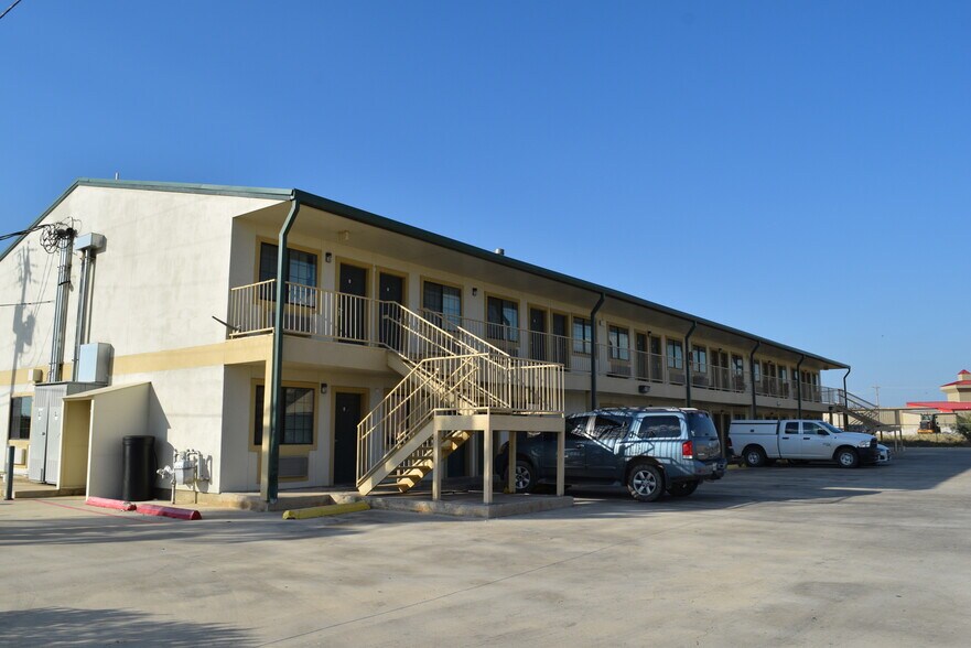 229 S Interstate 35, Pearsall, TX à vendre - Photo de l’immeuble – Image 2 sur 12