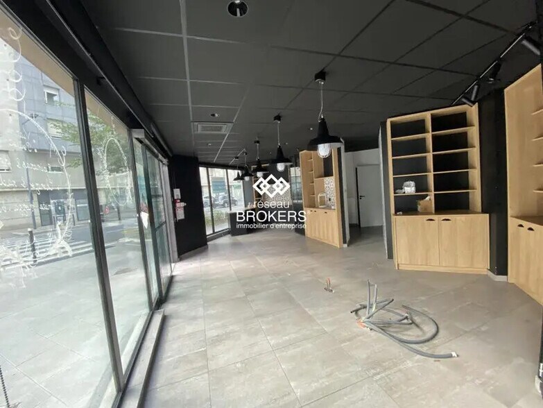 Local commercial dans Grenoble à louer - Photo de l’immeuble – Image 1 sur 9