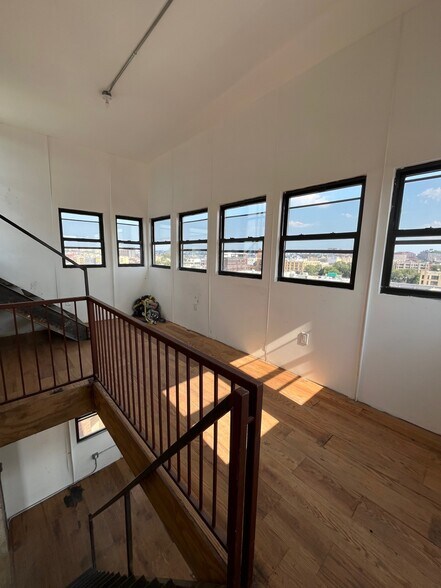 310 Meserole St, Brooklyn, NY à louer - Photo de l’immeuble – Image 3 sur 63