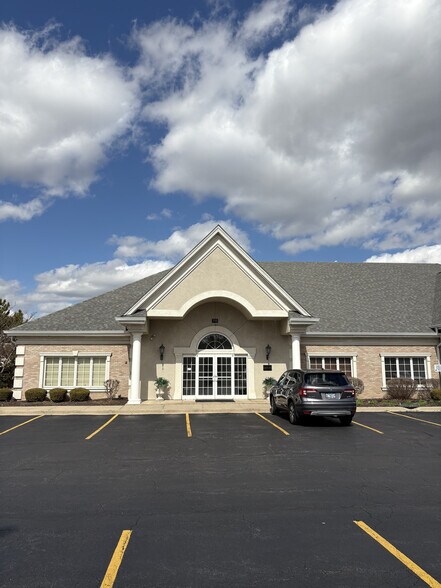 70 S Constitution Ct, Aurora, IL à vendre - Photo principale – Image 1 sur 3