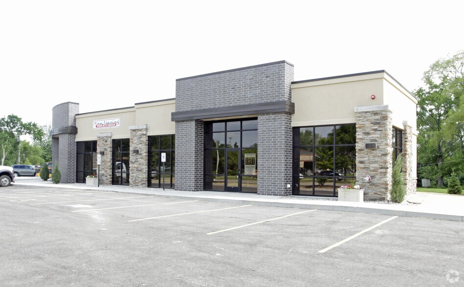 N79W14700 Appleton Ave, Menomonee Falls, WI à vendre - Photo de l’immeuble – Image 2 sur 3