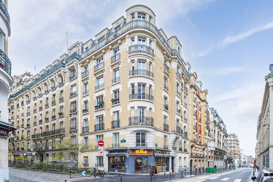 Immeuble residentiel dans Paris à vendre - Photo principale – Image 1 sur 4