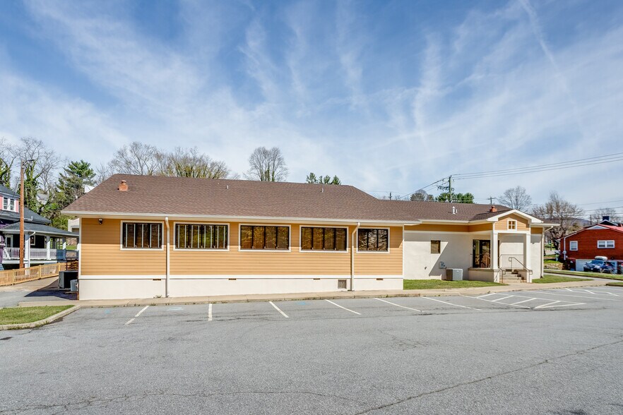 138 N Main St, Canton, NC à vendre - Photo de l’immeuble – Image 2 sur 35