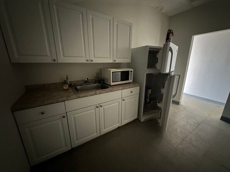 105 N Falkenburg Rd, Tampa, FL à louer - Photo de l’immeuble – Image 2 sur 6