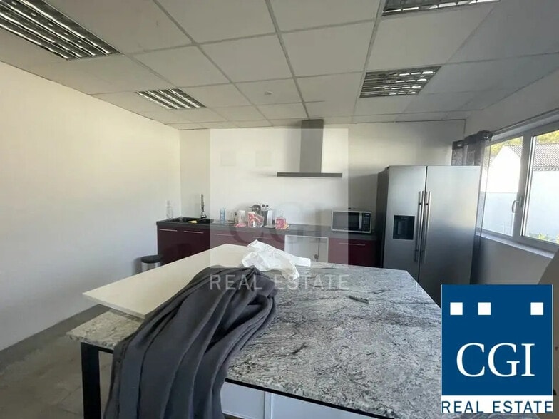 Local d’activités dans Fontaine à louer - Photo de l’immeuble – Image 3 sur 4