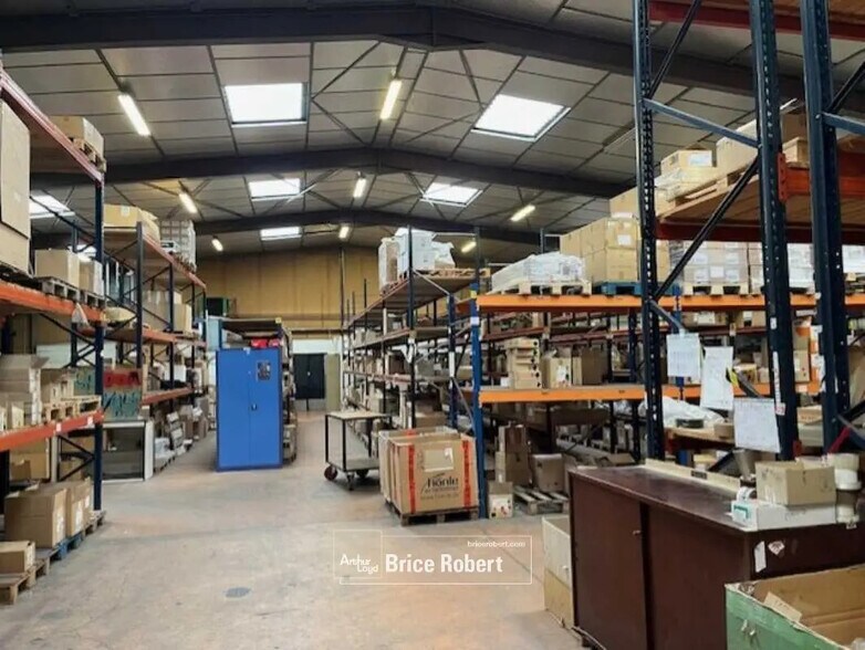 Local d'activités dans Chassieu à vendre - Photo de l’immeuble – Image 1 sur 5