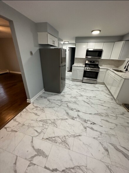 6212 W Montrose Ave, Chicago, IL à vendre - Photo intérieure – Image 2 sur 7