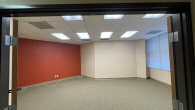 299 W Foothill Blvd, Upland, CA à louer Photo de l’immeuble– Image 1 sur 8