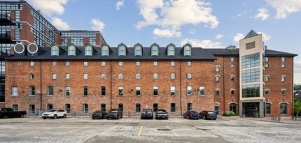 468-496 Queen St E, Toronto, ON à louer Photo de l’immeuble– Image 2 sur 3
