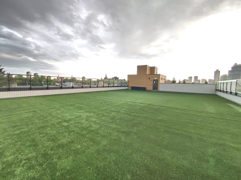 10882 98 St NW, Edmonton, AB à vendre - Photo de l’immeuble – Image 3 sur 9