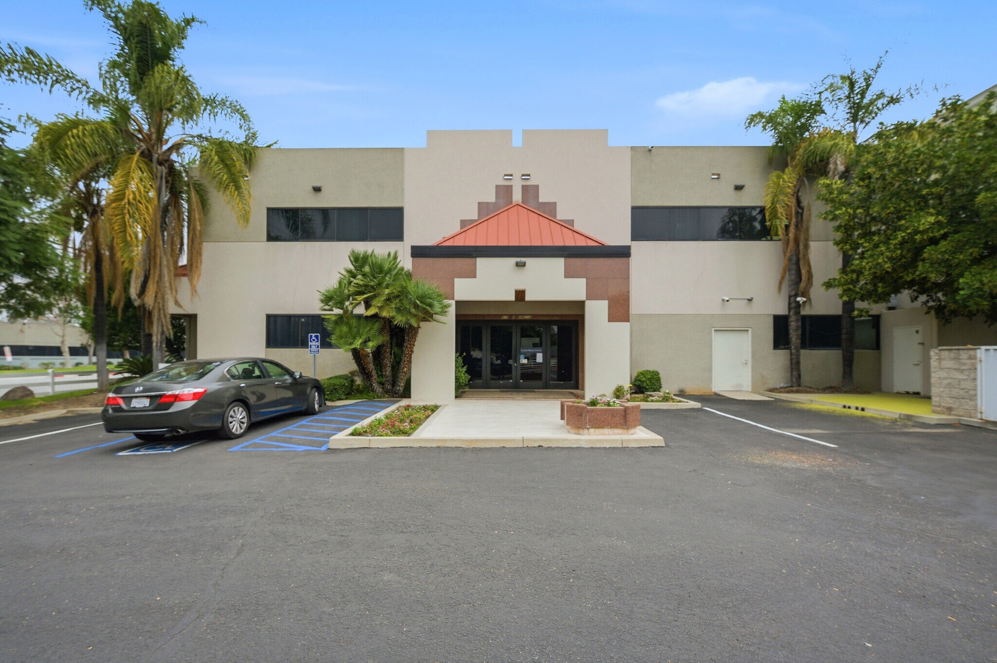 910 N Amelia Ave, San Dimas, CA à louer Photo de l’immeuble– Image 1 sur 19