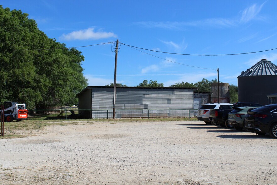 2870 FM471, Castroville, TX à louer - Photo de l’immeuble – Image 2 sur 15