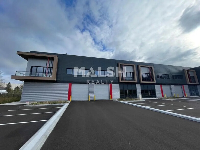 Local d’activités dans Saint-Laurent-de-Mure à louer - Photo de l’immeuble – Image 3 sur 6