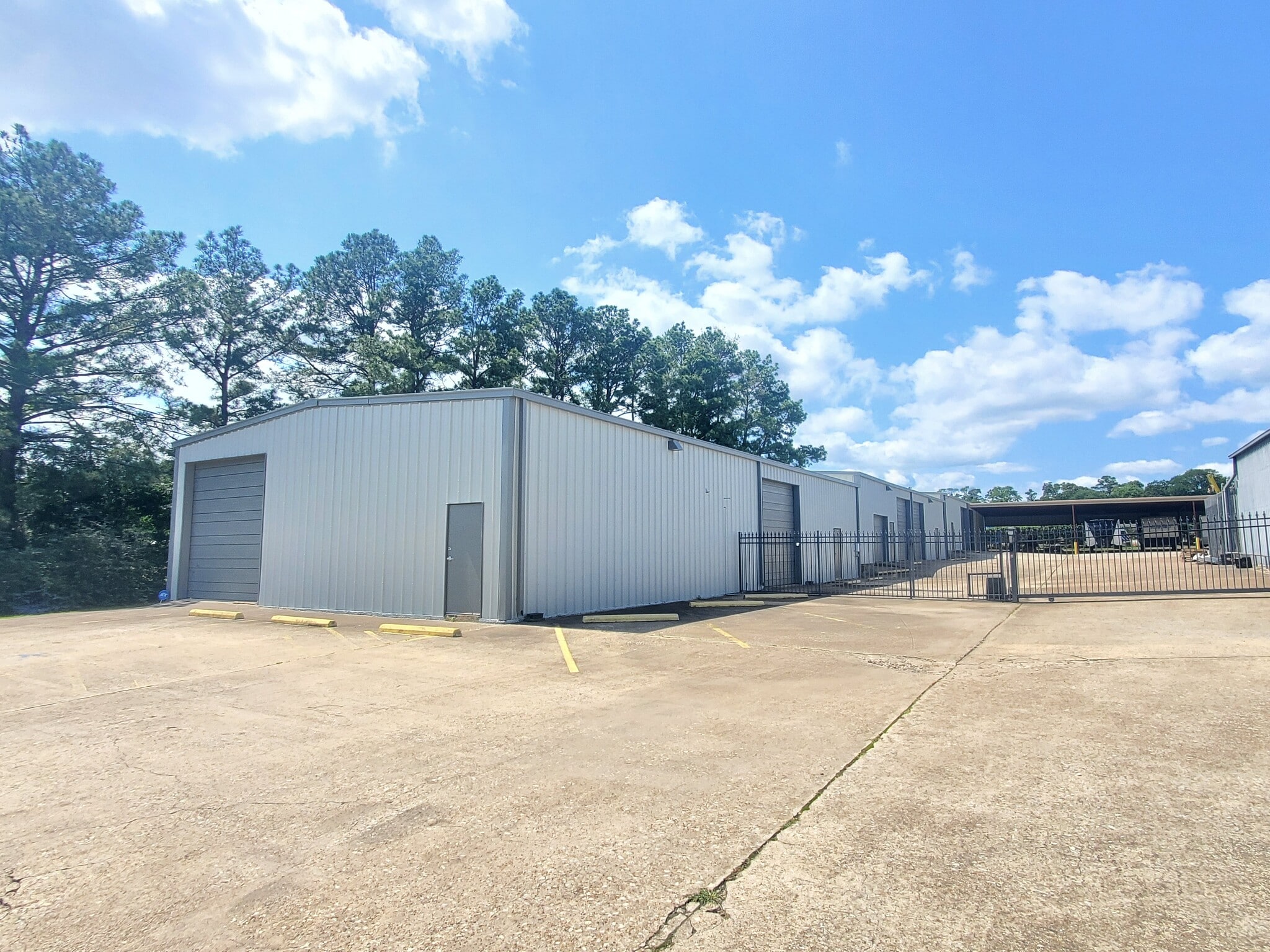 512 Bryant Rd, Conroe, TX à louer Photo de l’immeuble– Image 1 sur 19