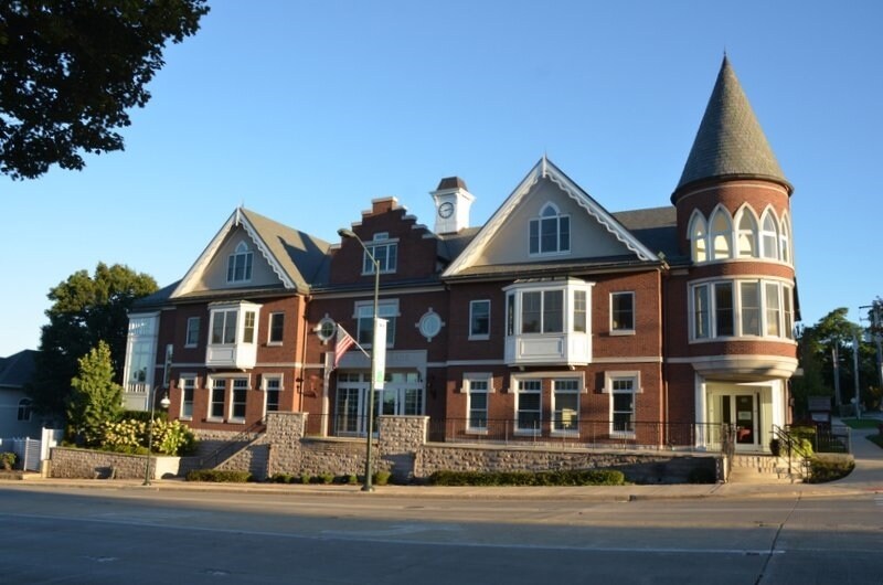 411 W Main St, St Charles, IL à louer - Photo principale – Image 1 sur 10