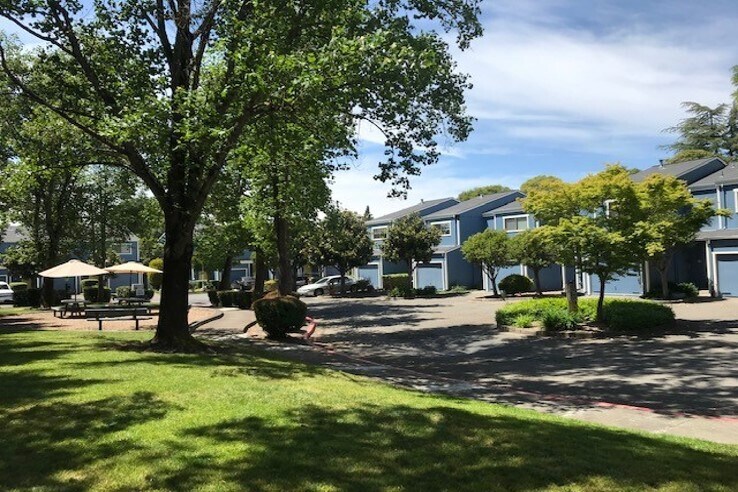 801 Dutton Ave, Santa Rosa, CA à vendre - Photo de l’immeuble – Image 1 sur 39