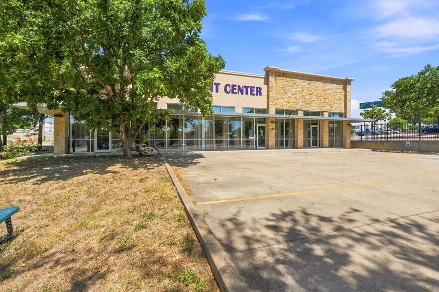 11055 N IH-35, Austin, TX à louer - Photo de l’immeuble – Image 2 sur 38