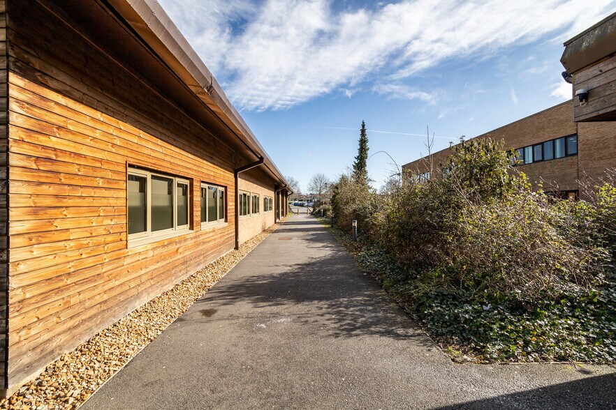 Manton Ln, Bedford à vendre - Photo de l’immeuble – Image 3 sur 7