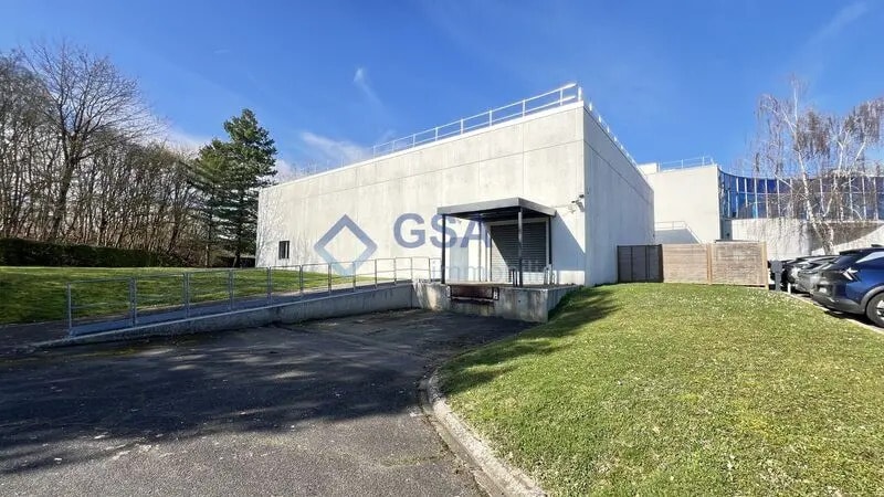 Local d’activités dans Évry-Courcouronnes à louer - Photo de l’immeuble – Image 1 sur 13