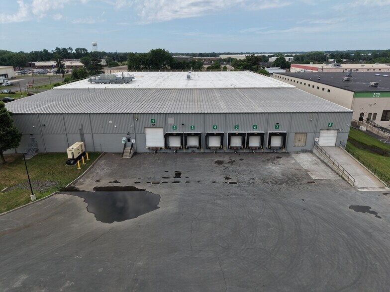250 Canal Rd, Fairless Hills, PA à louer - Photo de l’immeuble – Image 2 sur 14
