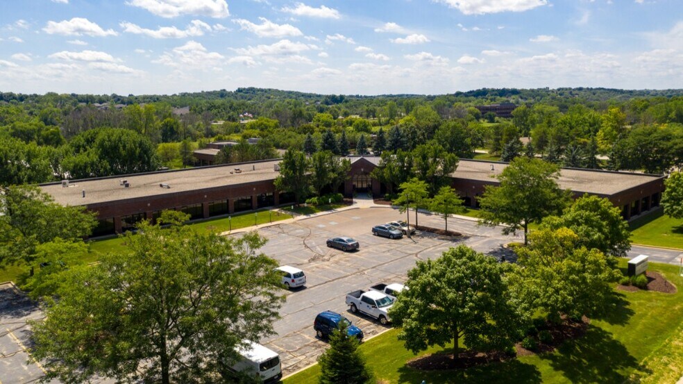 17975 W Sarah Ln, Brookfield, WI à louer - Photo principale – Image 1 sur 9