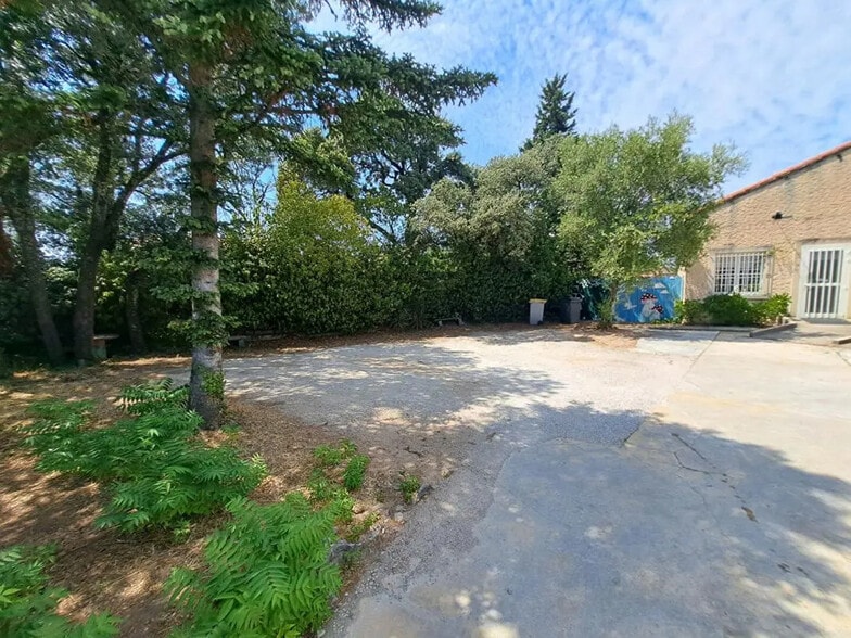 54 Avenue Pasteur, Villeneuve-lès-Avignon à louer - Photo de l’immeuble – Image 2 sur 12