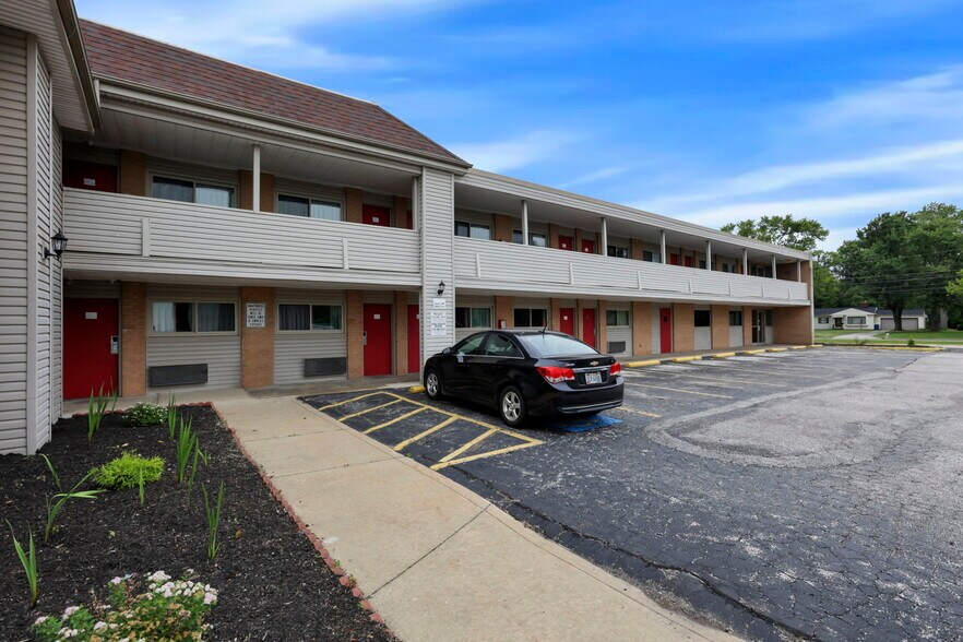 22115 Brookpark Rd, Cleveland, OH à vendre - Photo de l’immeuble – Image 3 sur 53