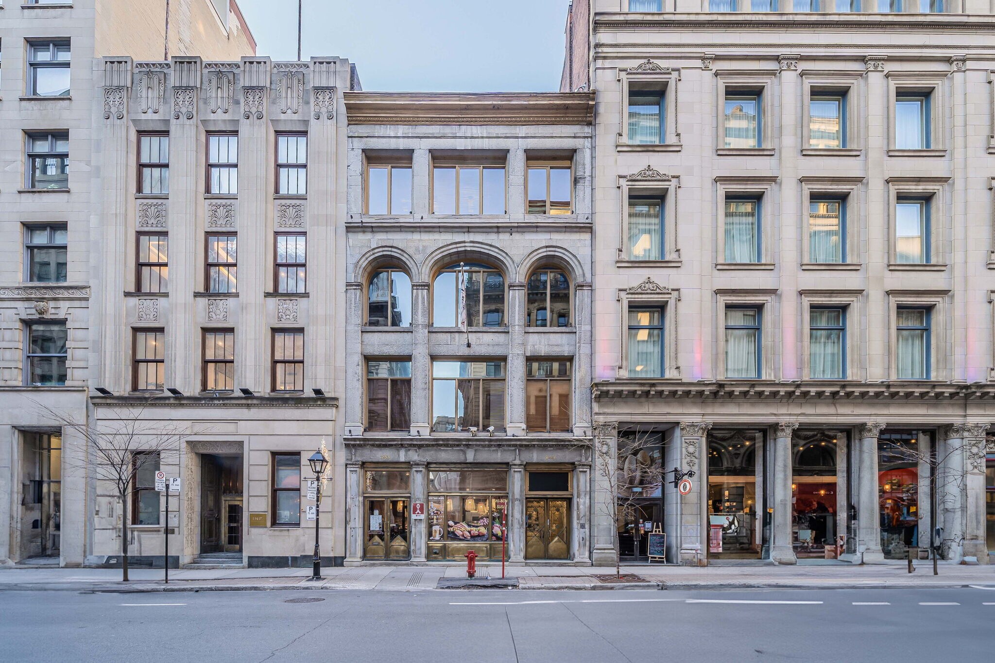 249-251 Rue Saint-Jacques, Montréal, QC à louer Photo de l’immeuble– Image 1 sur 31