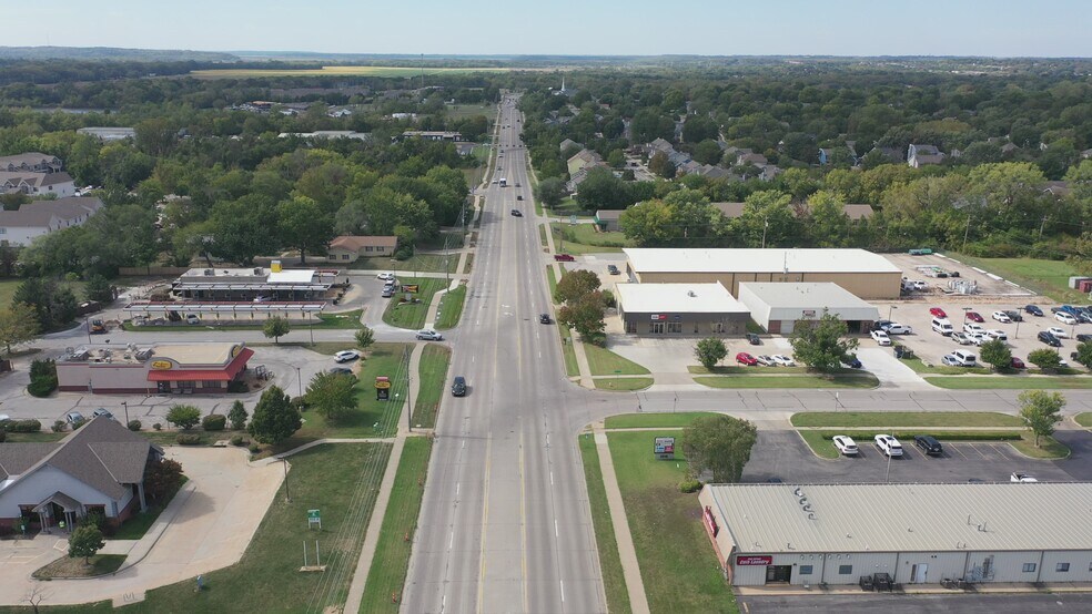 2221 W 31st St, Lawrence, KS à vendre - Vidéo sur l’annonce professionnelle – Image 3 sur 35