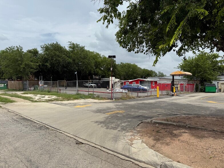 8991 Grissom Rd, San Antonio, TX à louer - Photo de l’immeuble – Image 2 sur 21