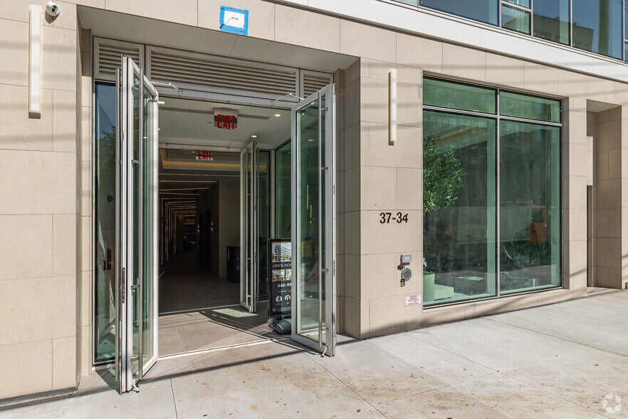 37-24 33rd St, Long Island City, NY à louer - Photo de l’immeuble – Image 3 sur 4