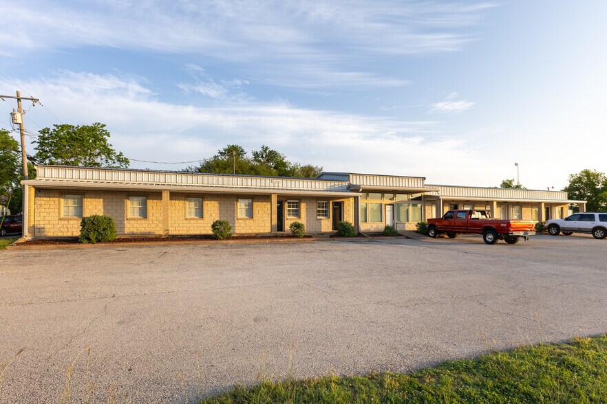 1201 Barnard Street, Glen Rose, TX à louer - Photo de l’immeuble – Image 1 sur 11