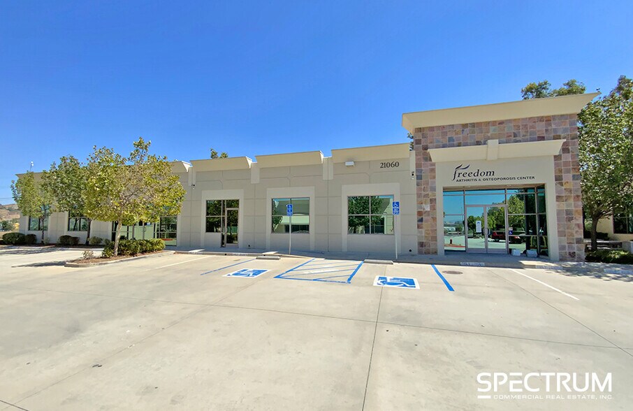 21060 Centre Pointe Pky, Santa Clarita, CA à louer - Photo de l’immeuble – Image 1 sur 12