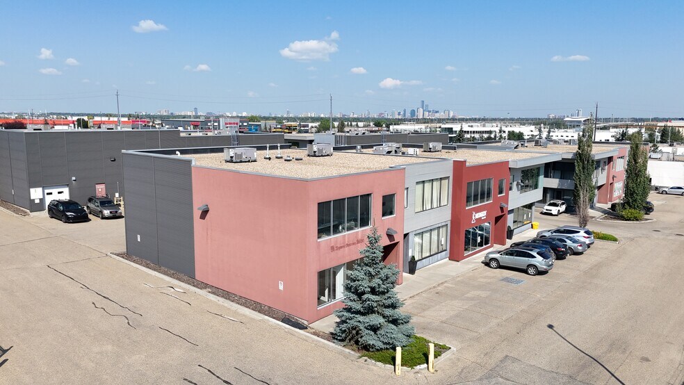 7327 Roper Rd NW, Edmonton, AB à louer - Photo de l’immeuble – Image 2 sur 5