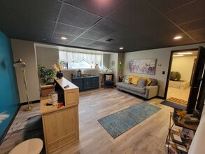 21415 W Greenfield Ave, New Berlin, WI à louer Photo intérieure– Image 1 sur 4