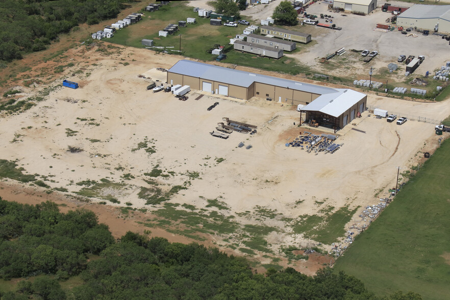 352 Welco Ln, Jourdanton, TX à louer - Photo de l’immeuble – Image 2 sur 3