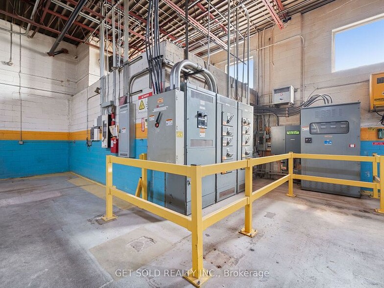 650-652 Fenmar Dr, Toronto, ON à vendre - Photo intérieure – Image 3 sur 6