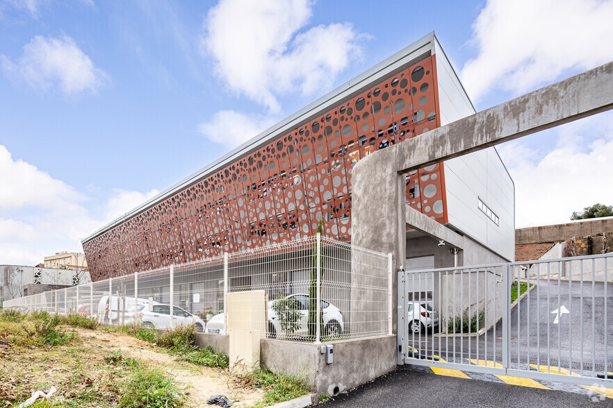 235 Chemin de la Madrague-Ville, Marseille à louer - Photo de l’immeuble – Image 2 sur 3