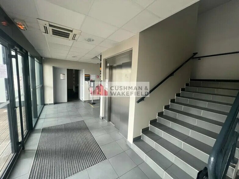 Bureau dans Nîmes à vendre - Photo de l’immeuble – Image 2 sur 3