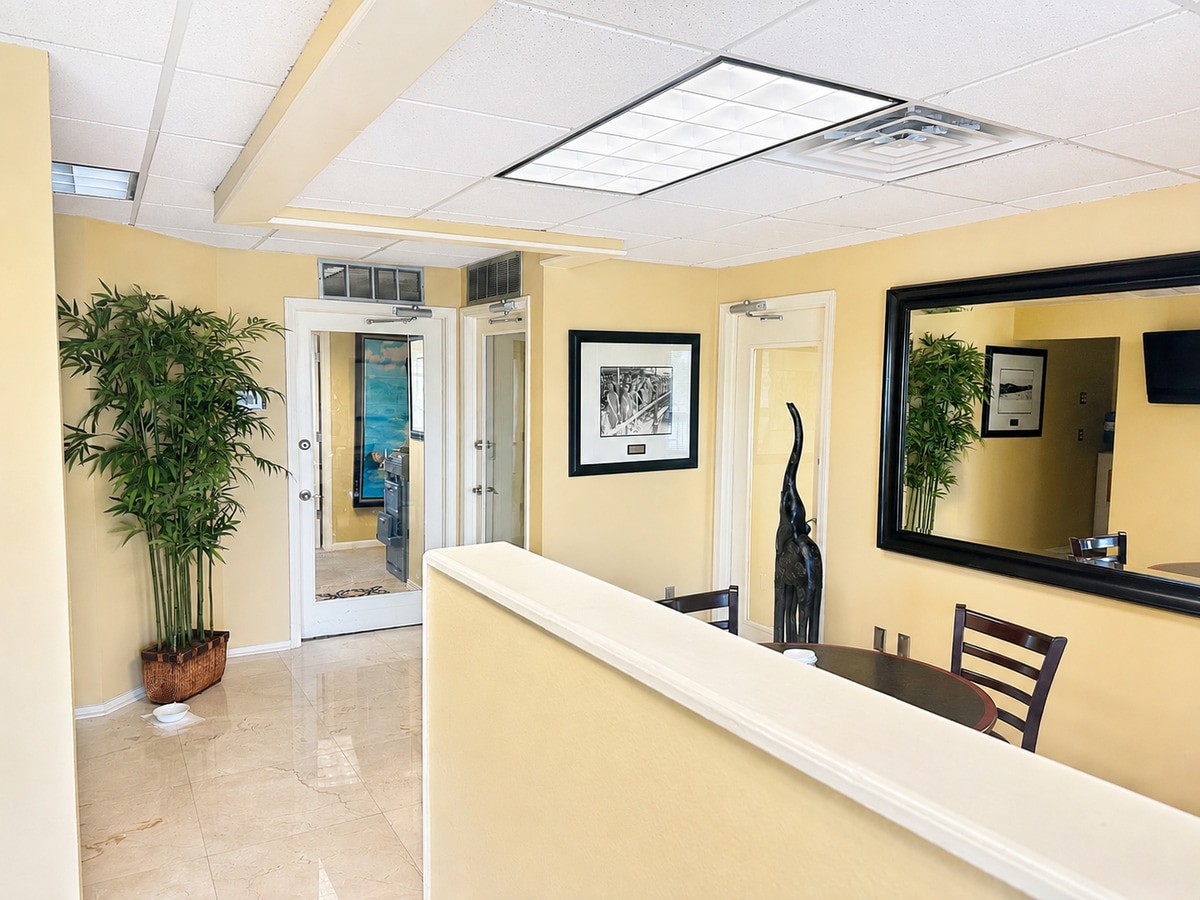 2000 - 2310 Sawgrass Village Dr, Ponte Vedra Beach, FL 32082 - Lot 2305/2306 -  - Hall d’entrée - Image 2 of 13