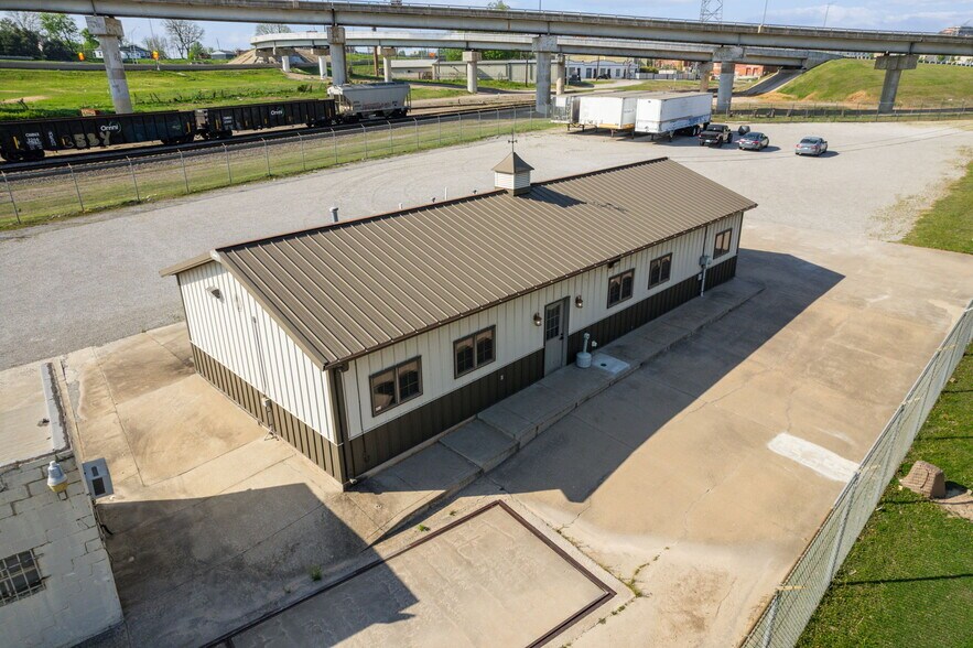 212 W Heavy Traffic Way, Tulsa, OK à louer - Photo de l’immeuble – Image 1 sur 12