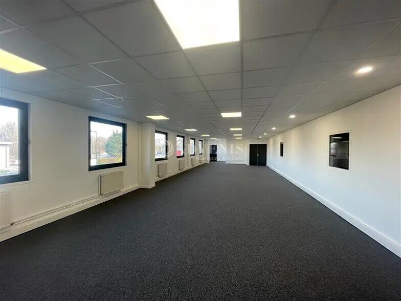 Bureau dans Lisses à louer - Photo de l’immeuble – Image 2 sur 3