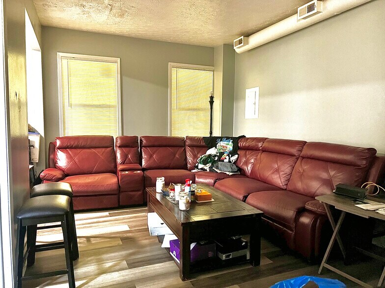 15557 Lake Shore Blvd, Cleveland, OH à vendre - Photo de l’immeuble – Image 2 sur 9