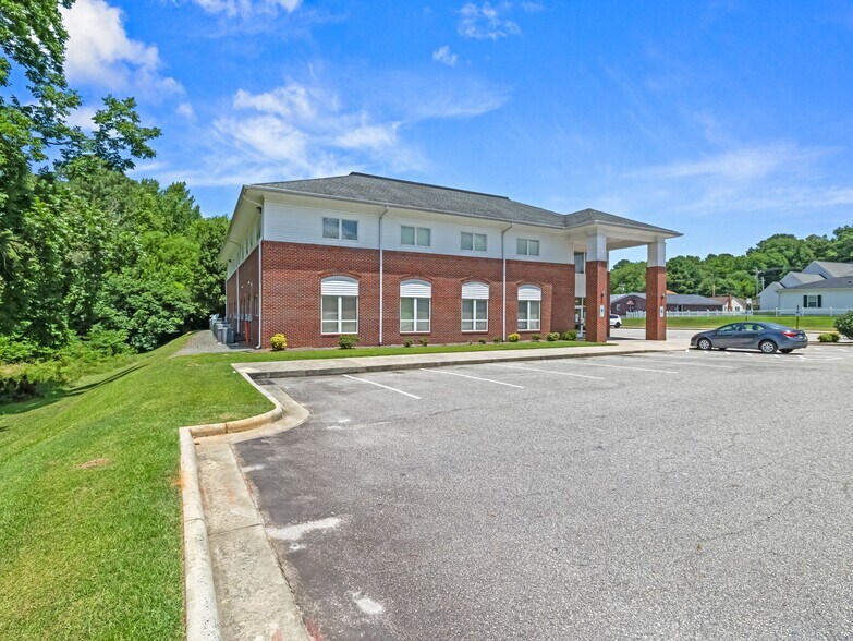 417 Vance St, Clinton, NC à vendre - Photo de l’immeuble – Image 3 sur 11