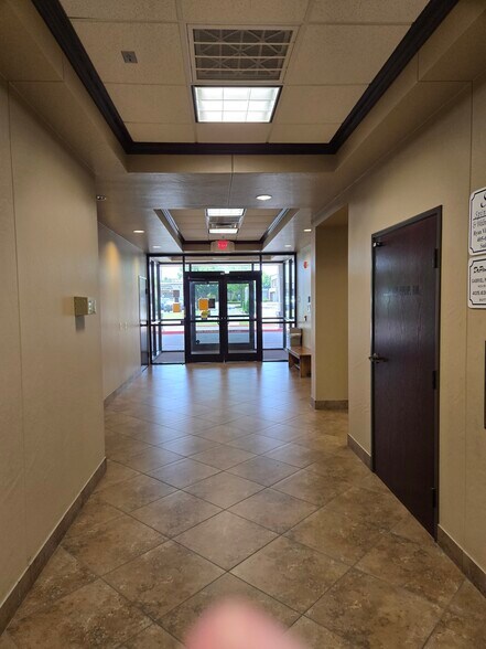 401 SW 80th St, Oklahoma City, OK à louer - Photo de l’immeuble – Image 2 sur 4