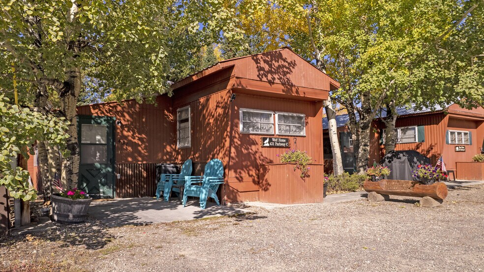 225 N Geyser St, West Yellowstone, MT à vendre - Photo de l’immeuble – Image 3 sur 32